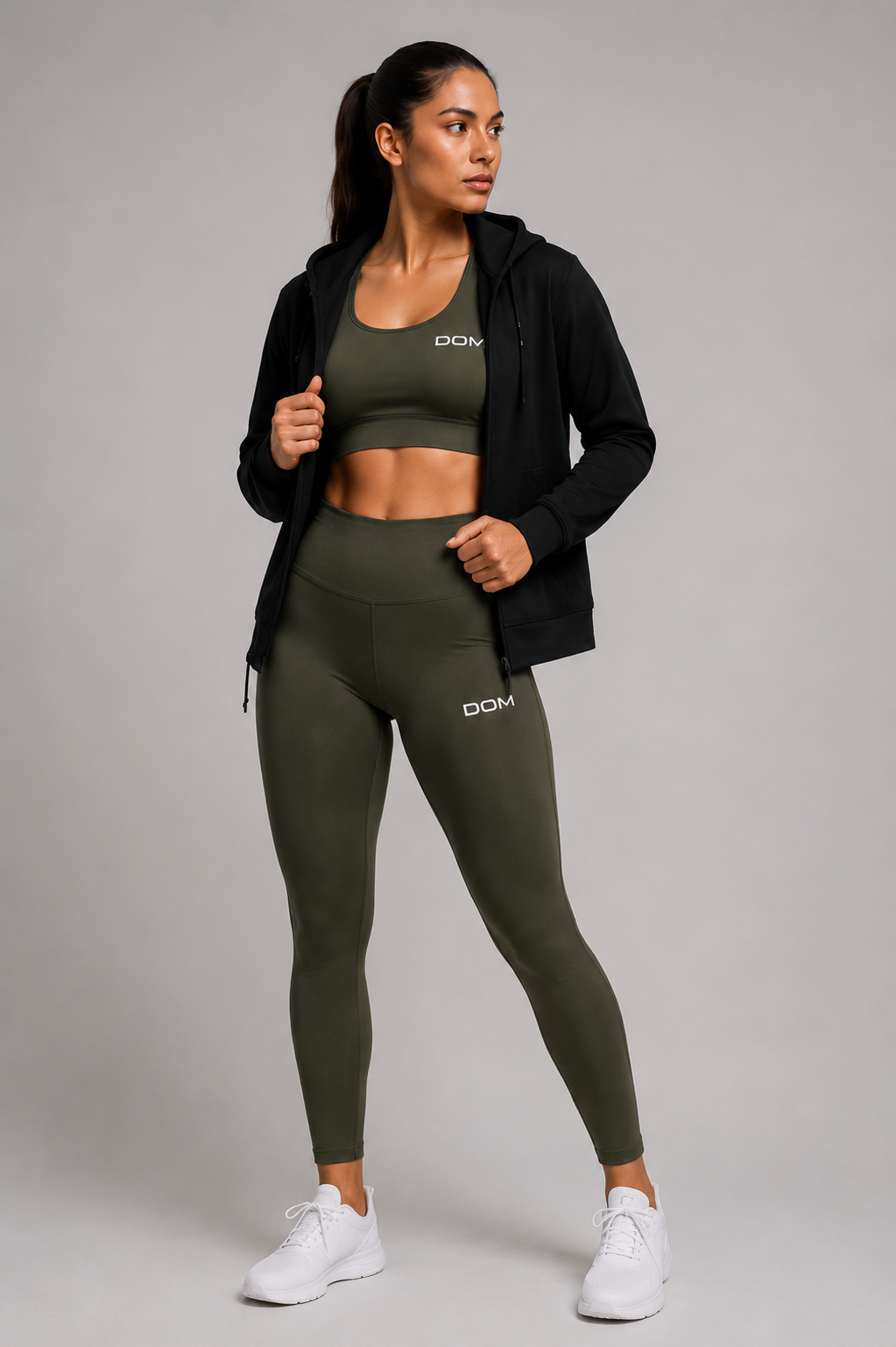 Femme portant l’ensemble sportif DOM ATHLETIC